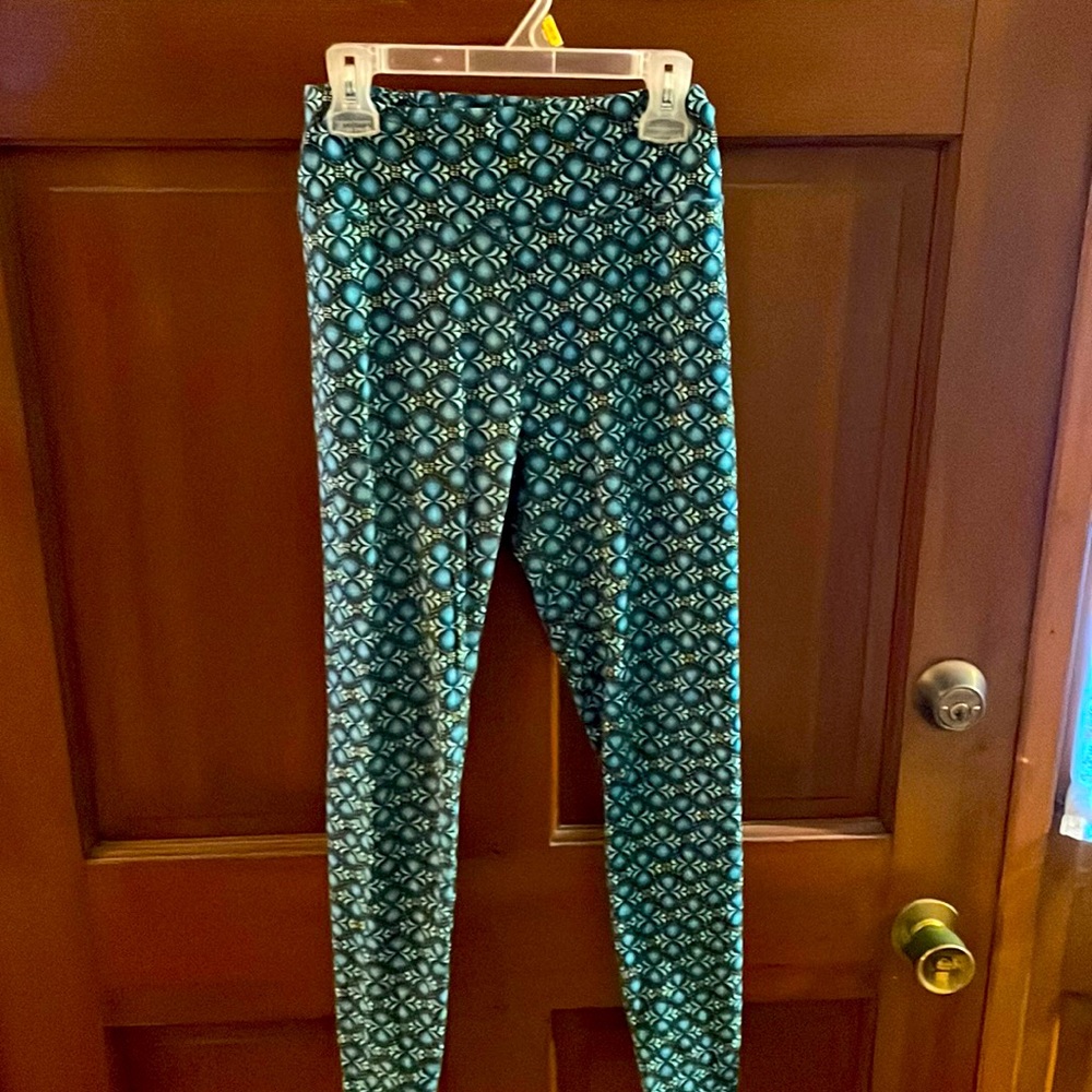 LulaRoe One Size leggings. Like new. Shades of teal blue.